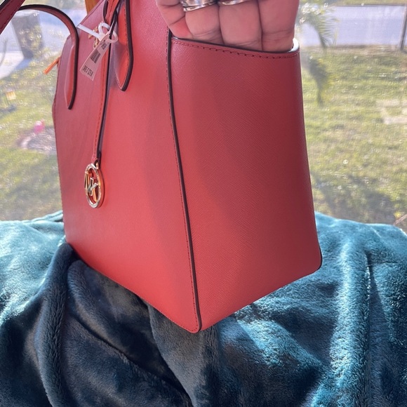 Michael Kors Tote with Structured Shape and Gold Hardware - Picture 10 of 15